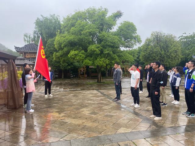主题团日活动新闻稿（劳动主题团日活动新闻稿）