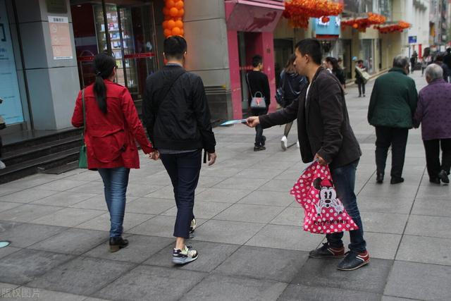 我和同事（办公室情缘：我与35岁美女同事的一段情缘）