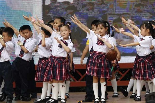 小学生积极向上的班歌（小学积极向上的儿童歌曲）