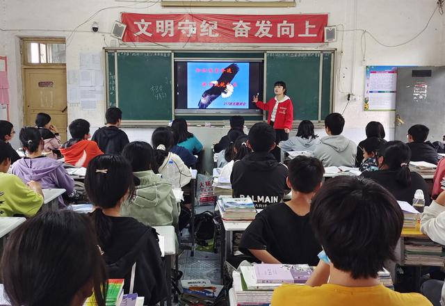 安全教育主题班会感想（精彩人生与法同行主题班会感想）