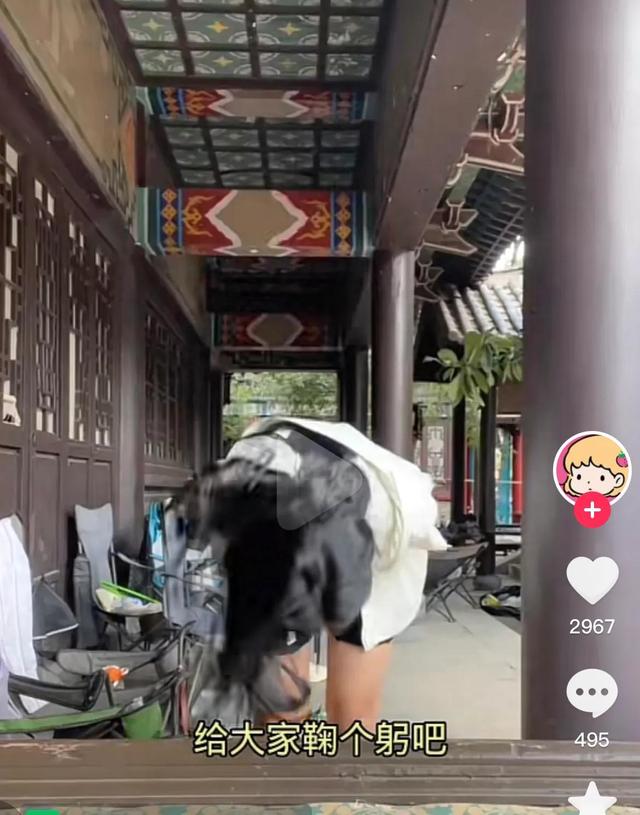 大爷头上插刀淡定就医，刀插在头上淡定排队看医生