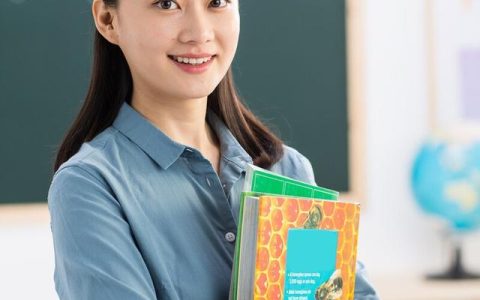 三年级作文我的老师300字左右，小学三年级作文我的老师300字左右！