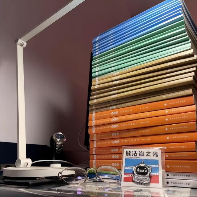 夸夸我的班主任100字，夸夸我的班主任100字作文！