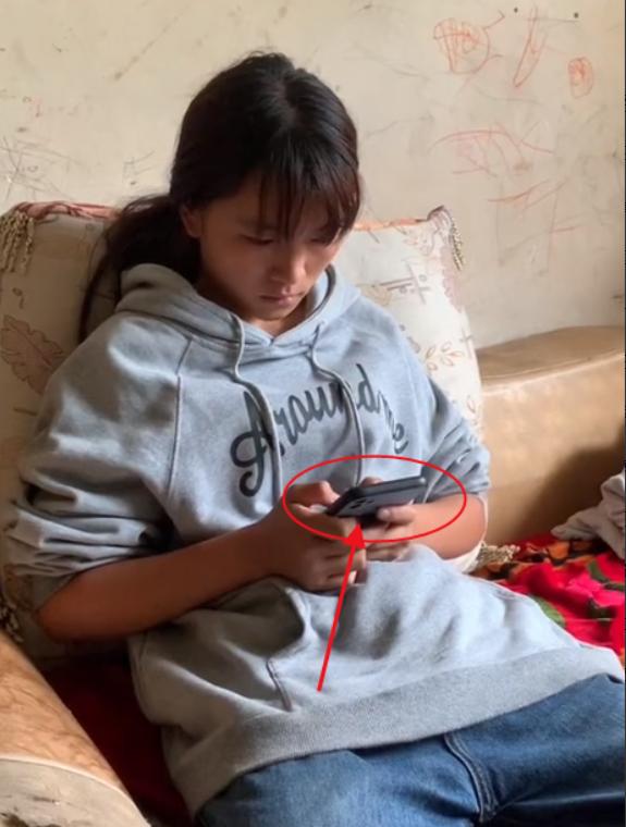 9岁小妈养7岁继子，被质疑用孩子炒作赚钱，邻村人曝光背后真相"