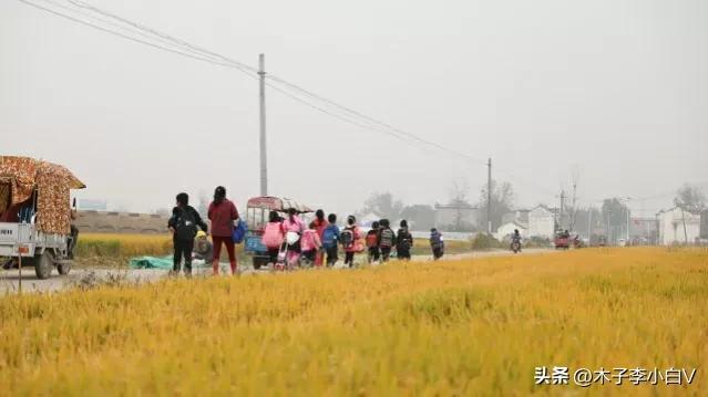 形容学校的操场怎么形容句子，形容学校的操场怎么形容好看！