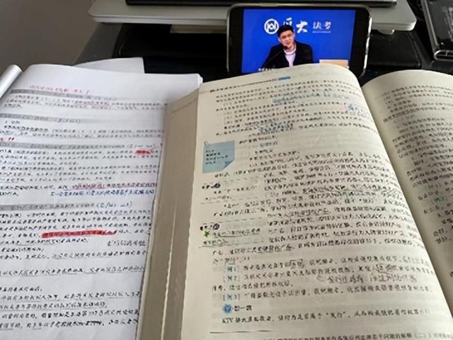 夸夸我的班主任100字，夸夸我的班主任100字作文！
