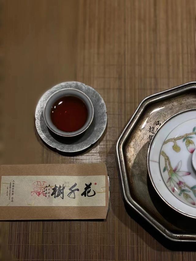 夜放花千树,吹落星如雨，夜放花千树吹落星如雨！