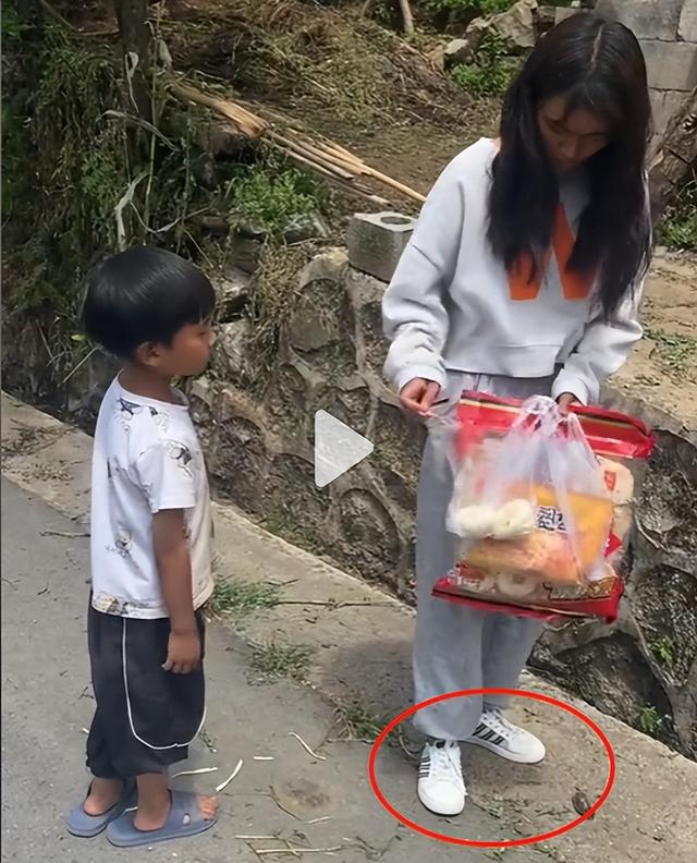 9岁小妈养7岁继子，被质疑用孩子炒作赚钱，邻村人曝光背后真相"