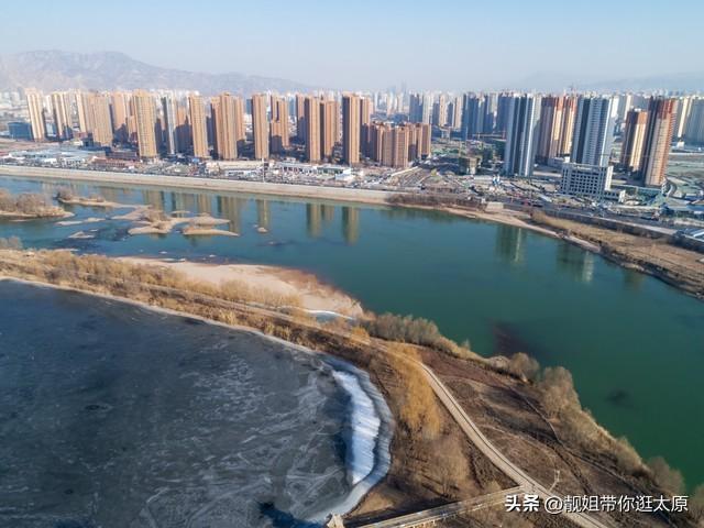 介绍我的家庭英语作文，介绍我的家庭英语作文带翻译！