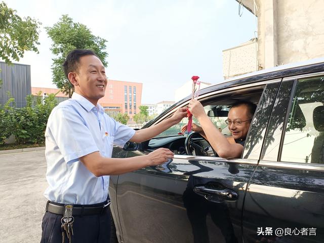 关于教师节的征文800字初一，关于教师节的征文800字高中作文题目！