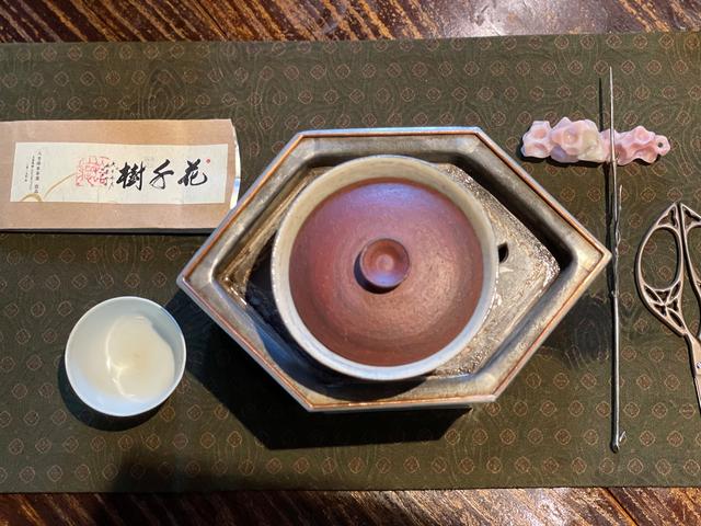 夜放花千树,吹落星如雨，夜放花千树吹落星如雨！