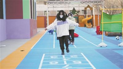 操场上真热闹,有的同学跳绳,有的踢毽子，操场上真热闹,有的同学跳绳,有的踢毽子图片