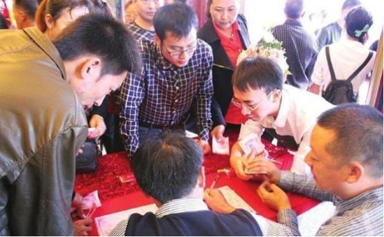 参加婚礼女士穿什么衣服合适图片，参加婚礼女士穿什么好