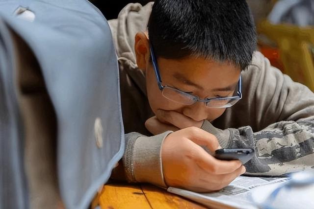 拜托！不要再给孩子玩手机了