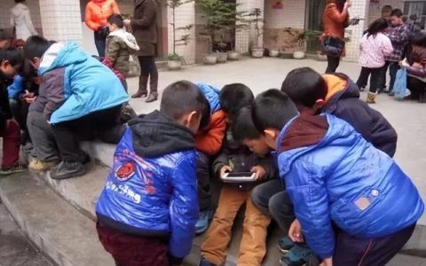拜托！不要再给孩子玩手机了