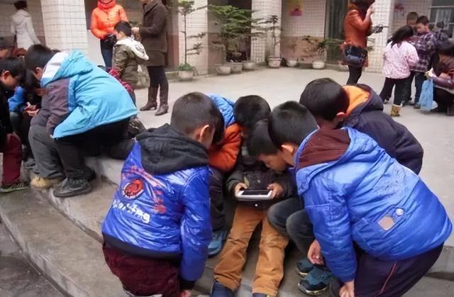 拜托！不要再给孩子玩手机了