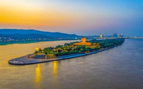 橘子洲头诗句，橘子洲头景点介绍？